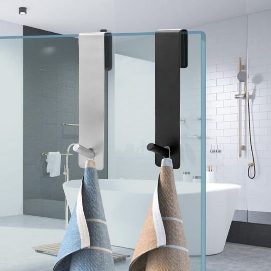 porte serviette noir ou argenté suspendu sur parois en verre de douche