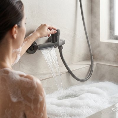 Mitigeur bain douche femme dans bain rempli d'eau