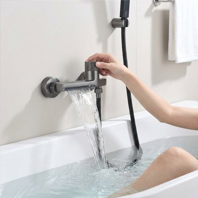 Mitigeur bain douche femme ferme le robinet
