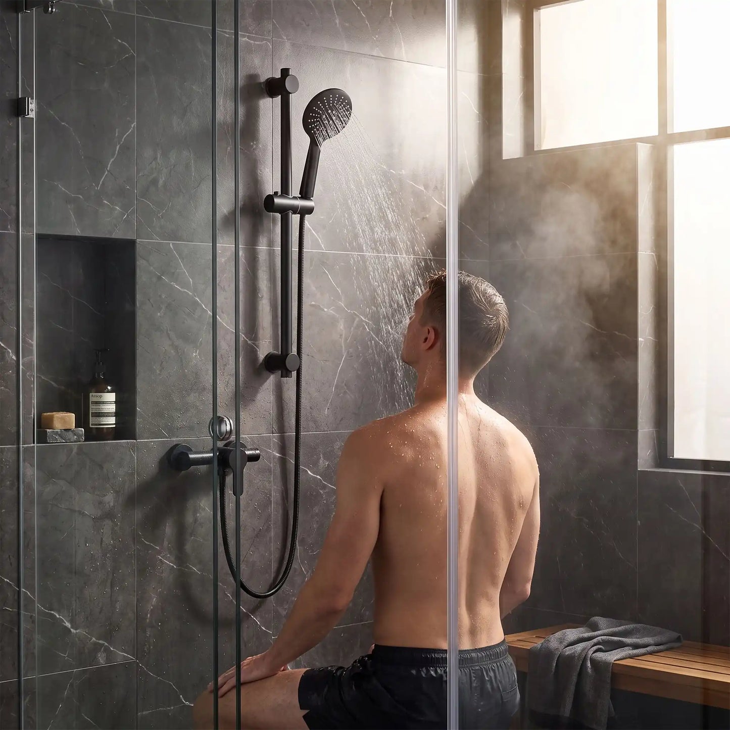 mitigeur de douche homme en train de se laver