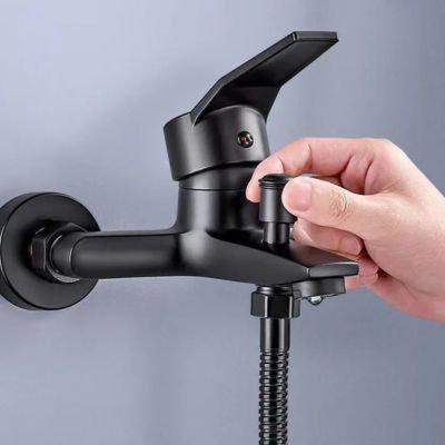Mitigeur douche main sur bouton pour actionner douchette