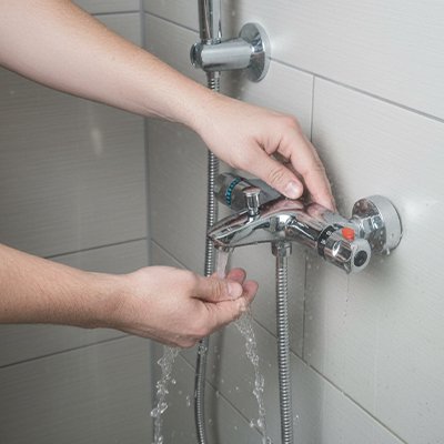 Mitigeur thermostatique femme utilise robinet avec température parfaite