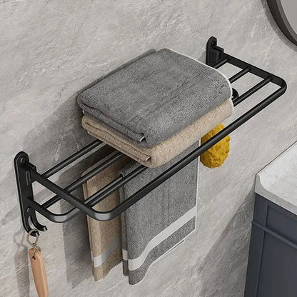 Porte serviette noir au mur beaucoup de possibilités de rangement
