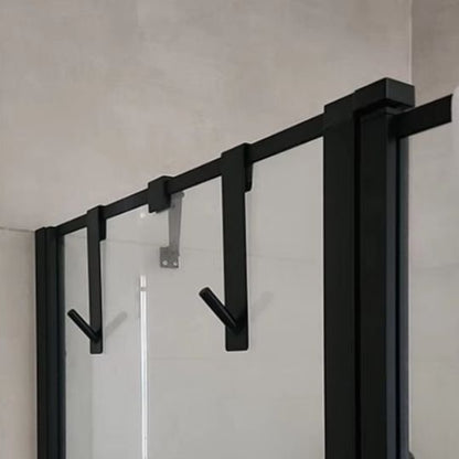 porte serviette noir suspendu à la douche
