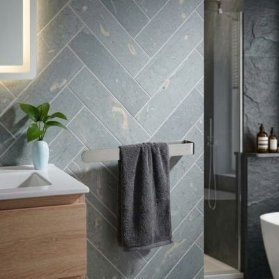 Porte serviette salle de bain gris chromé près de la douche