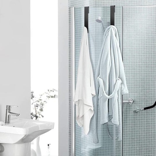 porte serviette supendu aux parois de la douche pour peignoir